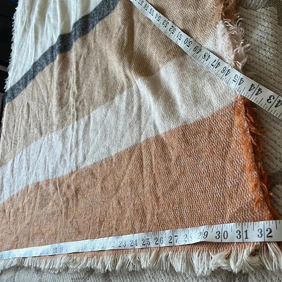 Old Navy oversized wrap around scarf with fringe - Picture 5 of 13